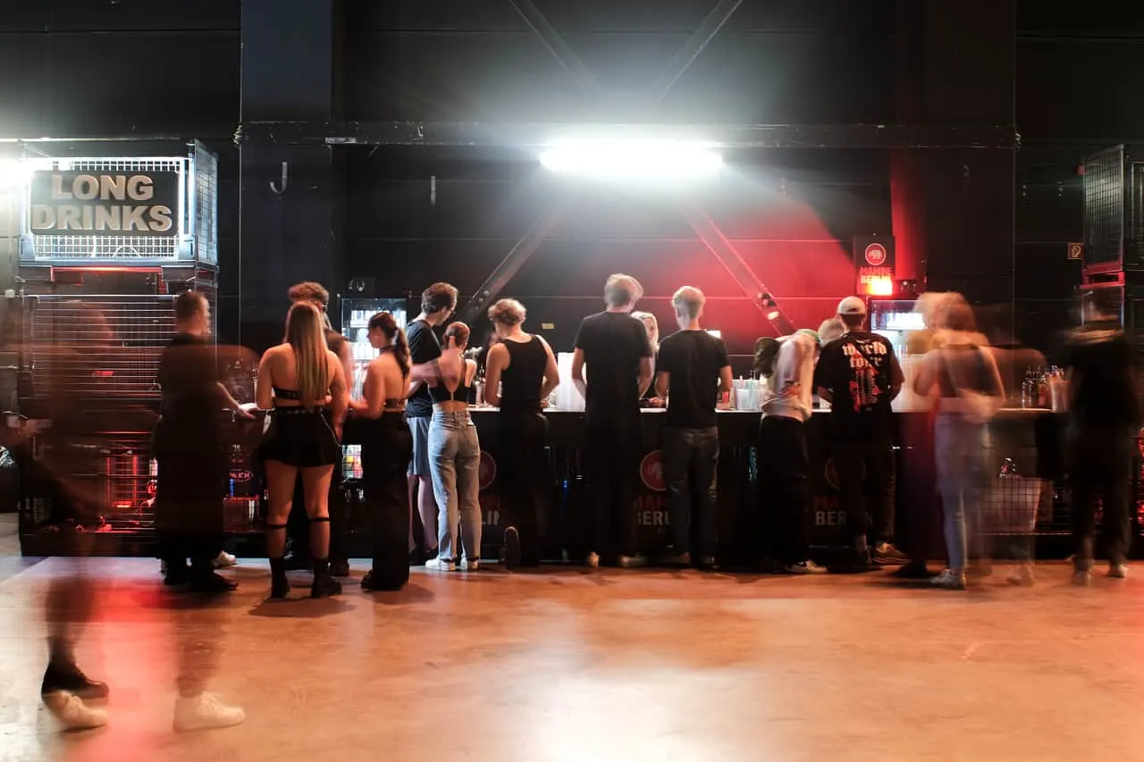 Bartender an der Gitterbox-Theke