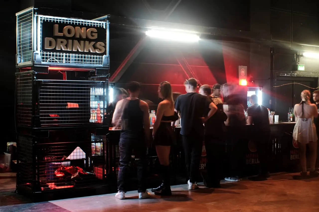 Feiernde Menschen vor der Modularbar