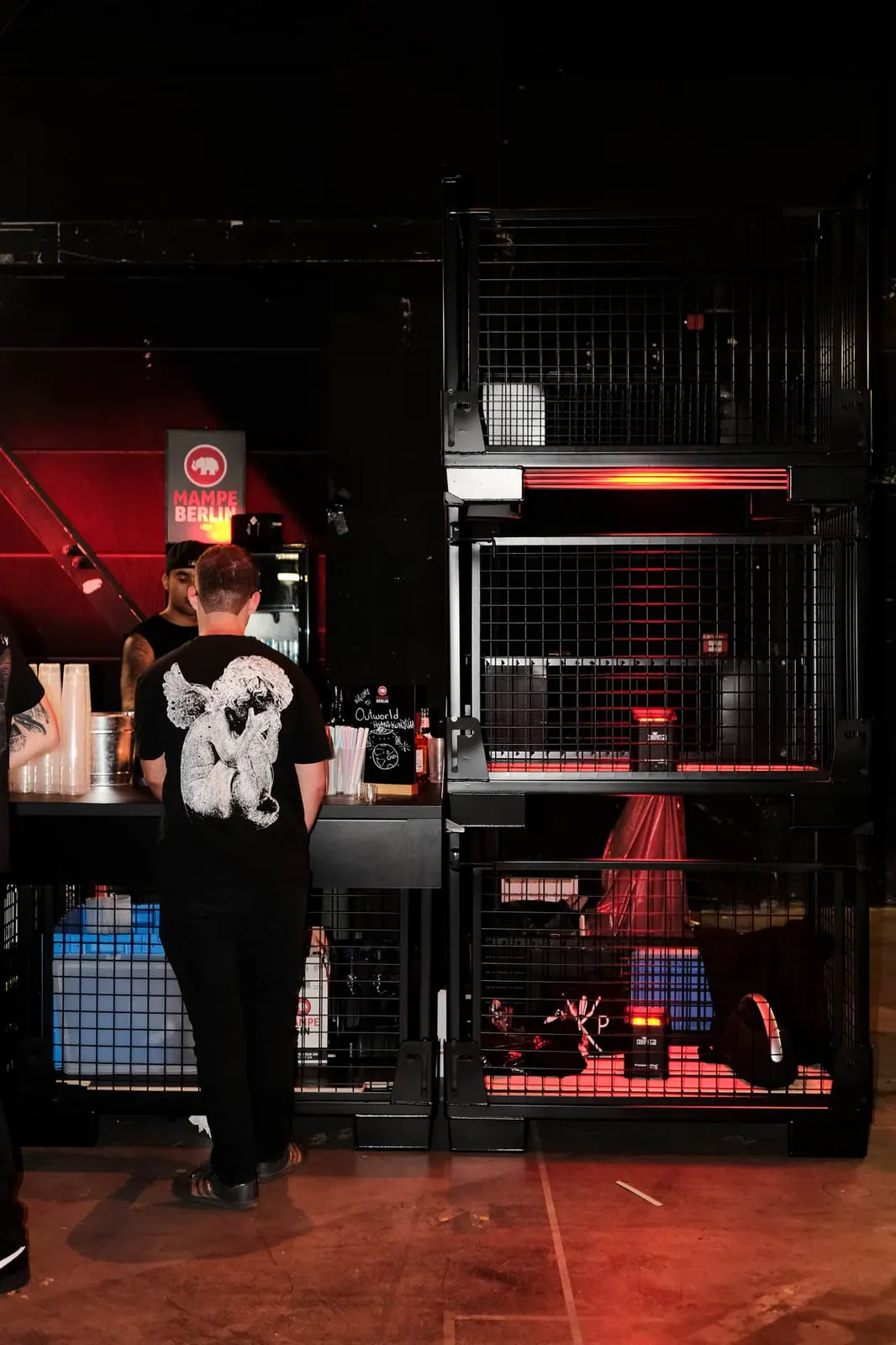 Gedrängel an der Modularbar in voller Eventnacht