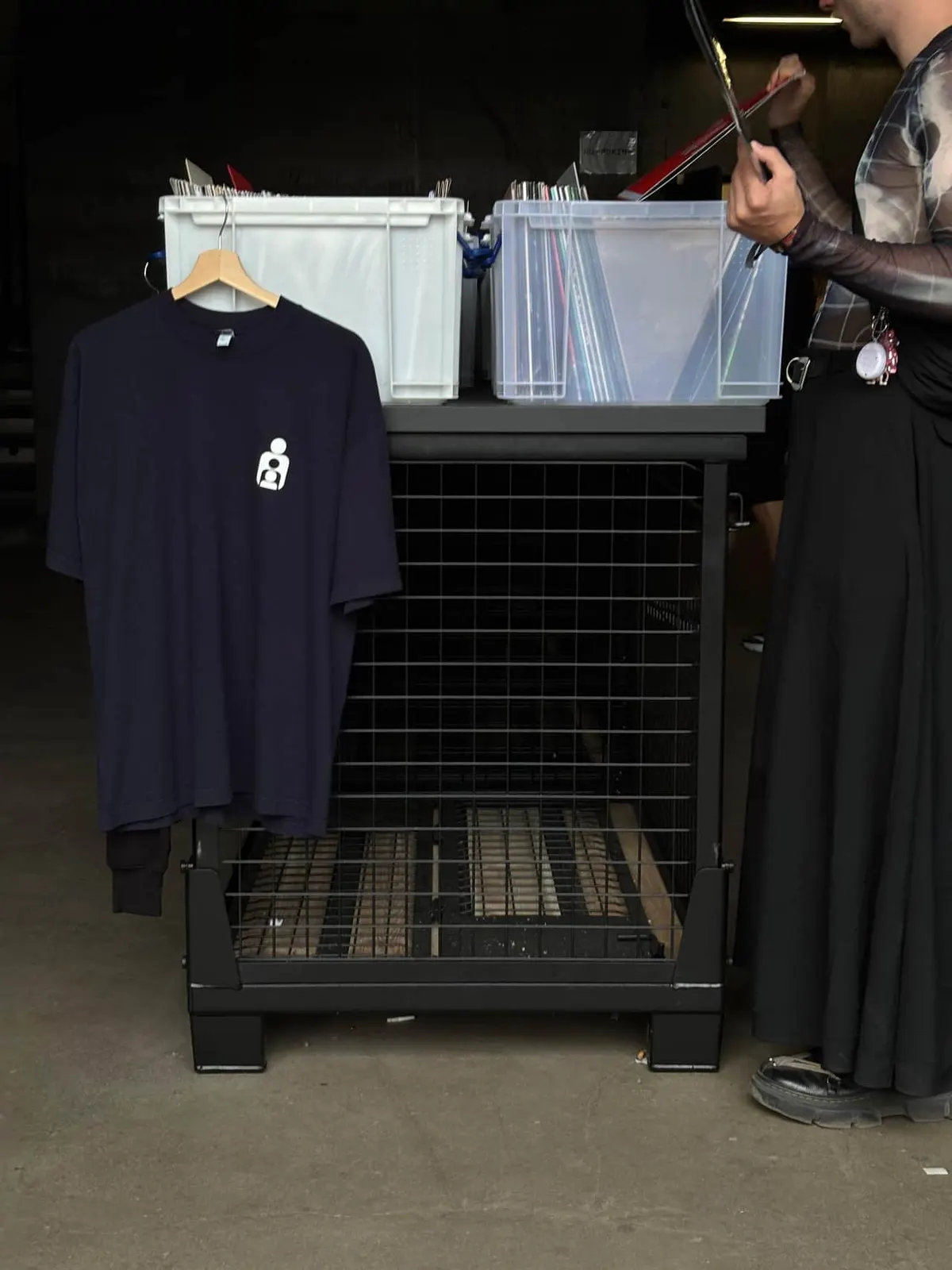 Merch-Shirt und Plattenkisten an der Gitterbox-Theke beim Thirdroom Festival