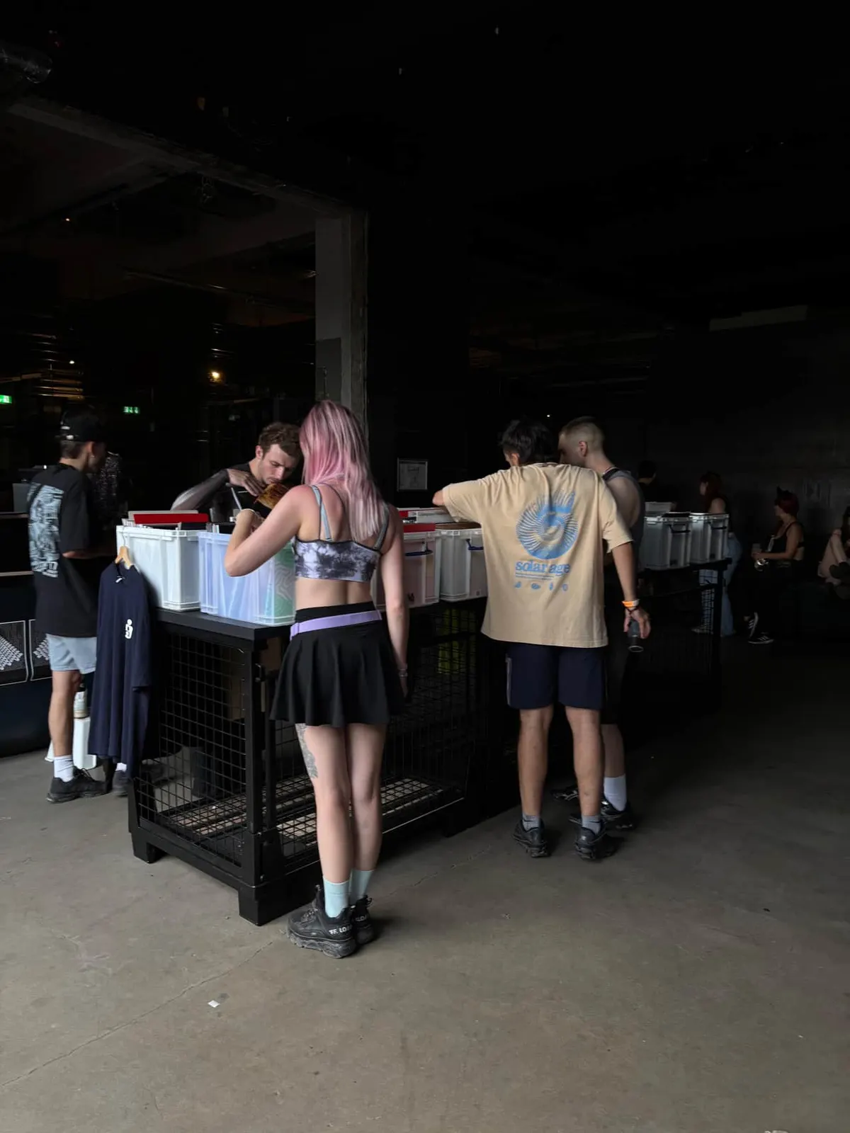 Besucher:innen stöbern in Plattenkisten auf der Gitterbox-Theke beim Thirdroom Festival