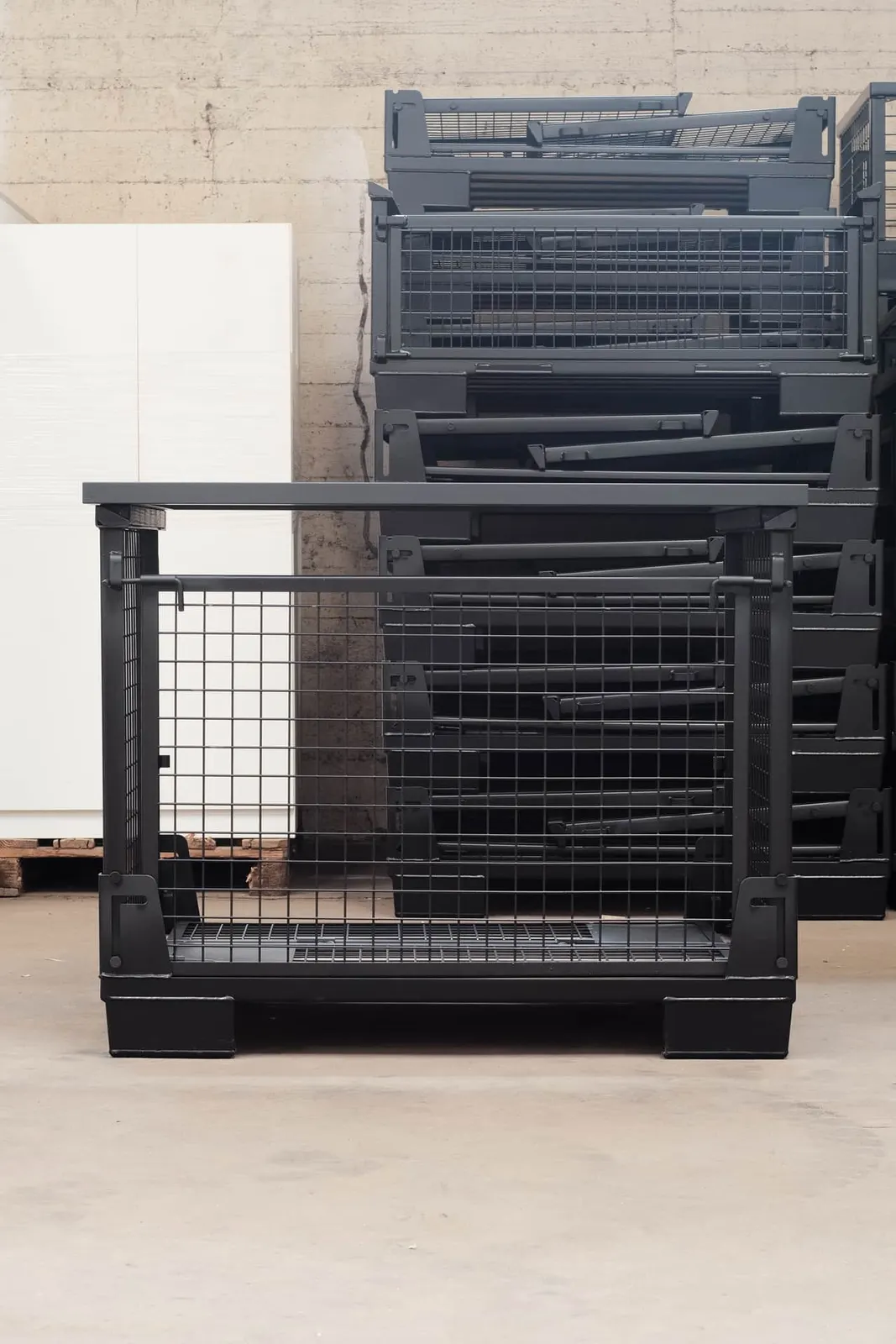 Theke — aufgebaute Gitterbox mit flachem Tischaufsatz